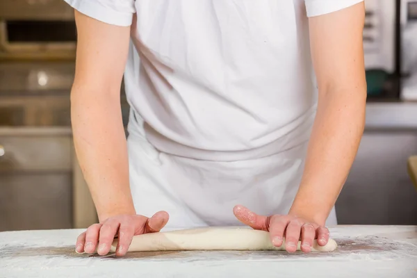 Крупный план руки пекаря месить и формировать тесто — стоковое фото
