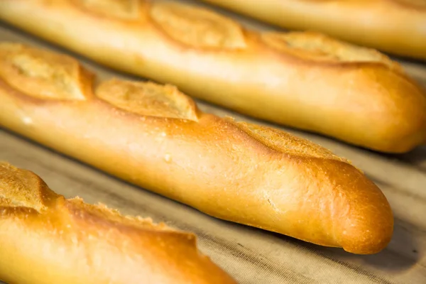 Crujiente y dorada deliciosa baguette francesa — Foto de Stock