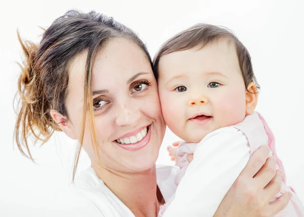 Zbliżenie: uśmiechający się młoda kobieta z dzieckiem na białym tle — Zdjęcie stockowe