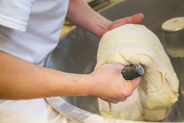 Fabricación de productos de panadería en panadería — Foto de Stock