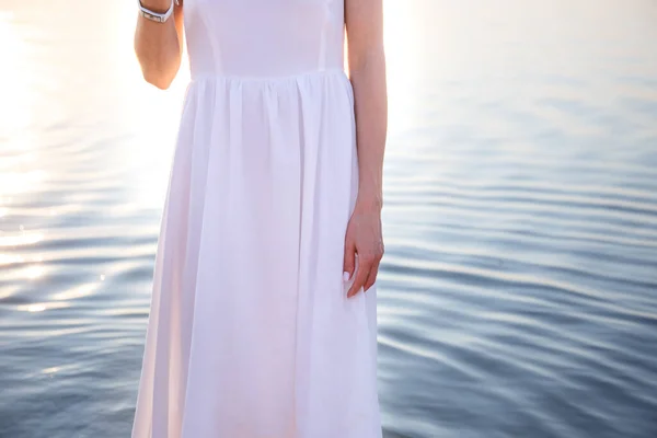 Dziewczyna Zachodzie Słońca Stoi Wodzie Białej Sukience — Zdjęcie stockowe