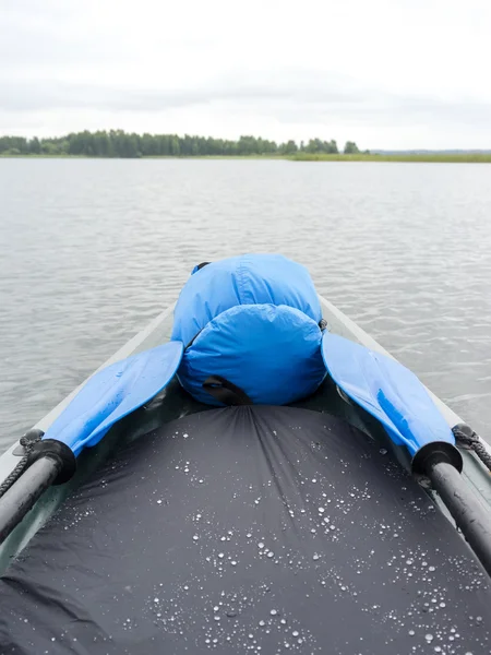 Drypack azul e as pás no barco — Fotografia de Stock