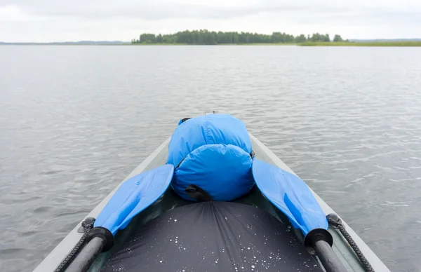 Blue drypack and the paddles on the boat — Stock Photo, Image