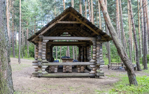 Houten tuinhuisje in het bos — Stockfoto