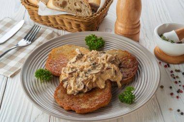 Soslu patatesli gözleme ve maydanozlu kızarmış soğan.