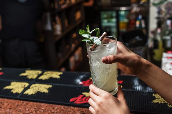 Női Kezek Mojito Koktélt Tartanak Egy Bárban — Stock Fotó