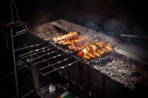 Kebab Chic Viande Champignons Légumes Sont Frits Sur Gril — Photo