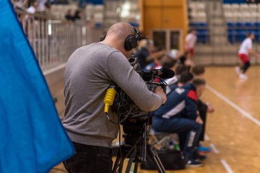 Bir kameraman bir spor maçının videosunu çekiyor