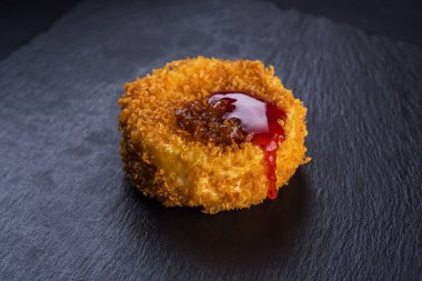 Çilek şuruplu peynirli krem peyniri.