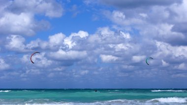 plaj paraşüt gökyüzünde