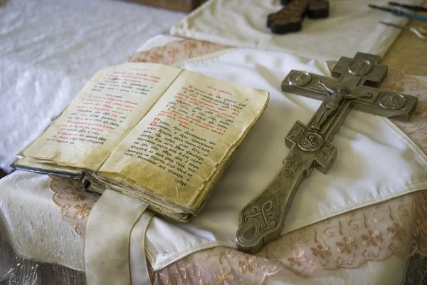 Bible a kříž v kostele — Stock fotografie