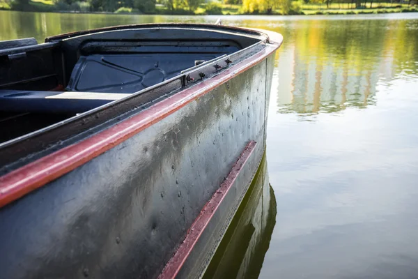 Boot op de rivier — Stockfoto