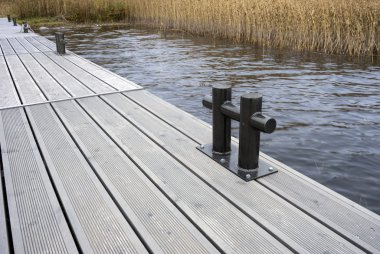 Gölde tekne iskelesi