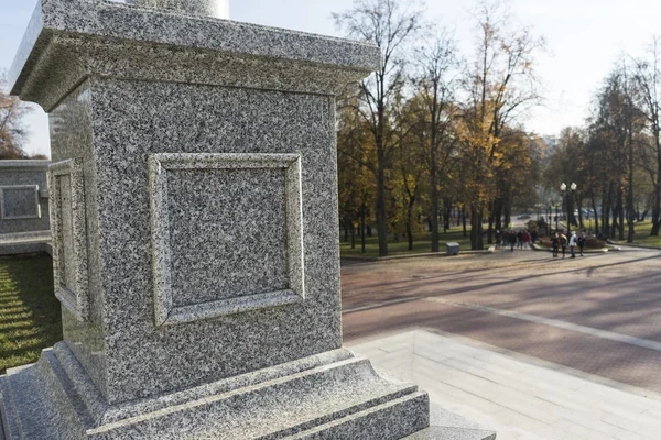 parkta mermer korkuluk