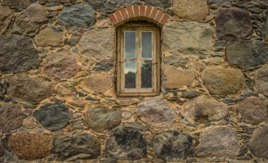 taş ev penceresinde