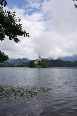 Bled Gölü 'ndeki Meryem Ana' nın kilisesine bir göz atmak.