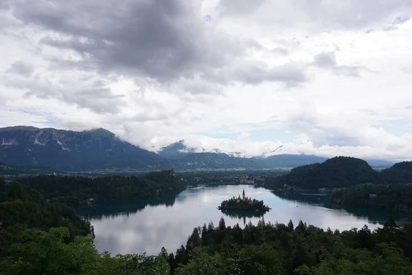 Blick auf den Bleder See an einem bewölkten Tag — Stockfoto