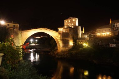 2020 'de, gece Mostar' daki meşhur köprüyü izleyin.