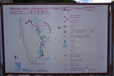 Mermilerle delinmiş Bijela Kanyonu 'na giden yolu gösteren imza, Mostar 2020.