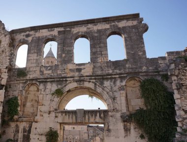 Şehir duvarı, şehir kapısı - Diocletian Sarayı 'nın bir kısmı, Split, Hırvatistan 2020