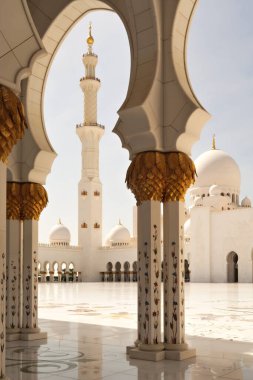 Şeyh Zayed Büyük Camii 'nin, Abu Dabi' nin, BAE 'nin, Birleşik Arap Emirlikleri' nin 2024 tarihli ana binası, kubbesi ve yapısına dikkatle bakın.