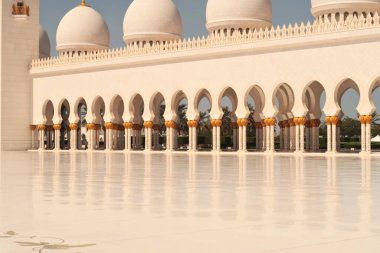 İç avludan Şeyh Zayed Büyük Camii 'nin, Abu Dabi' nin, BAE 'nin, Birleşik Arap Emirlikleri 2024 tarihli manastır, sütun ve oyun salonlarından birine bakın.