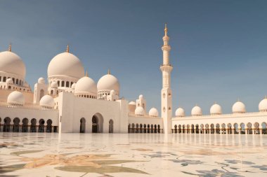 Arka planda ana bina, yapı, minare ve manastır, sütun, atari salonu, Şeyh Zayed Büyük Camii, Abu Dabi, BAE, Birleşik Arap Emirlikleri 2024