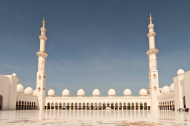 İç avludan, atari salonlarından birine, sütunlara, manastırlara ve Şeyh Zayed Büyük Camii 'nin iki minaresine, Abu Dabi, BAE, Birleşik Arap Emirlikleri 2024