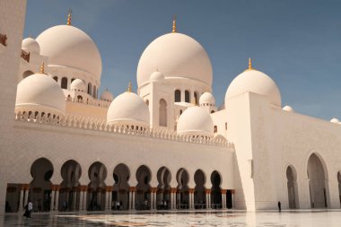 Şeyh Zayed Büyük Camii 'nde, ana binalardan birine bakın, birçok kubbesi, kubbesi ve atari salonu olan yapılar, sütunlar, Abu Dabi, BAE, Birleşik Arap Emirlikleri 2024