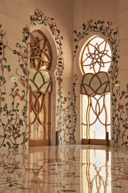 Şeyh Zayed Büyük Camii 'nin içinde, pencerelerin etrafındaki zemin ve duvar süslü çiçek kaplamaları, çiçek unsurları, desenler, Abu Dabi, BAE, Birleşik Arap Emirlikleri 2024