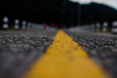 Sarı çizgi ve asfalt yol dokusu. Kapat.