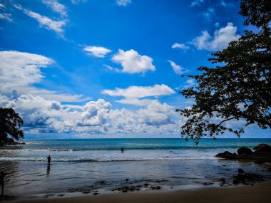 Güzel ve huzurlu bir sahil, yaz günü mavi gökyüzü.
