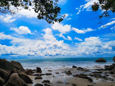 Güzel ve huzurlu bir sahil, yaz günü mavi gökyüzü.