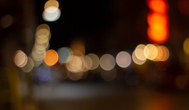 Odak dışında güzel, parıltılı, bulanık arabalar ve gece trafik ışıkları. Şehir caddesinde bulanık trafik sıkışıklığı. Şehir caddesinde trafik sıkışıklığının sönük renkli ışıkları