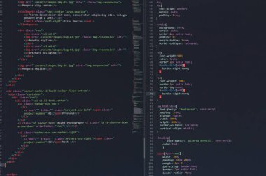 Geliştirici piton, java betiği, html, css kaynak kodu monitör ekranında. Yazılım geliştiricisinin betiği. program kodlaması. Programcı kod düzenleme arka planı. Teknoloji arka planı yakın çekim.