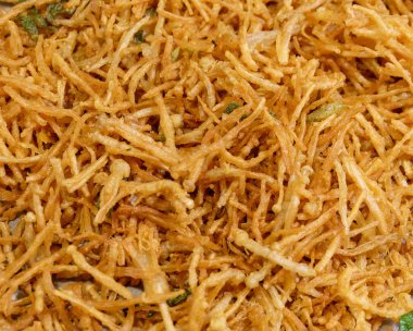 Kızarmış unlu Enoki Mantarı 'nın arka planı. Çıtır Enoki Mantar Kızartması. sokak yemekleri