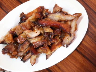 Kömür kaynayan domuz boynu, ızgara domuz boynu, kızarmış Tayland yemeği beyaz tabakta.