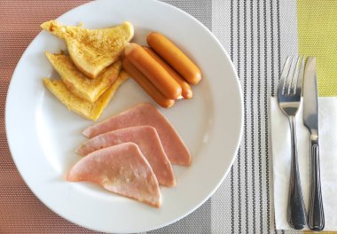 Tam İngiliz kahvaltısı, tost, jambon ve sosisli sandviç. en üstteki görünüm