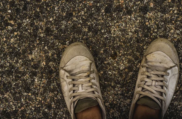 Mensen Die Oude Vieze Sneakers Weg Dragen — Stockfoto