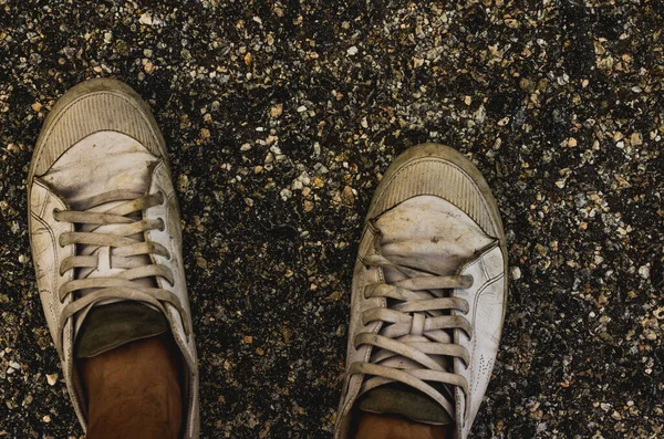 Les Personnes Portant Les Vieilles Baskets Sales Sur Route — Photo