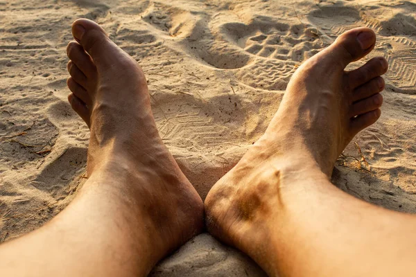 暑假的某一天 人们踩着沙滩上的沙子 — 图库照片