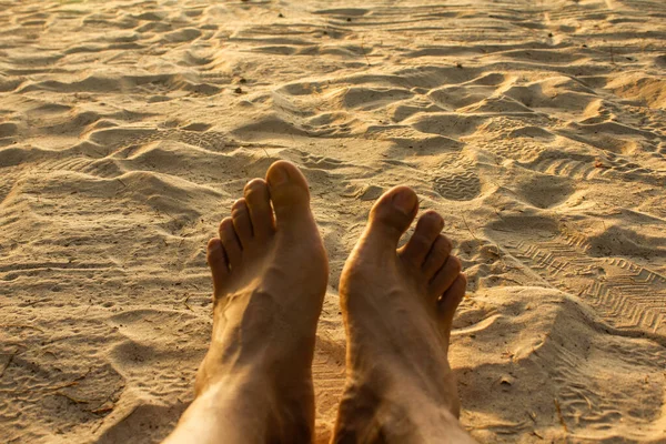 暑假的某一天 人们踩着沙滩上的沙子 — 图库照片