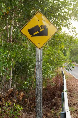 Eski sarı yol işareti. Kırsal yolda düşük vites kullan. Dağa git.