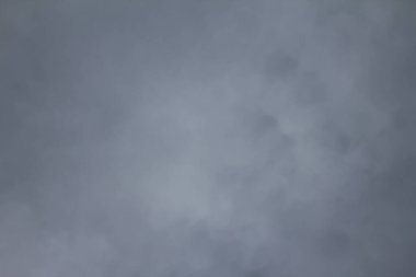 Bulanık arkaplan. Kara bulutlar yağmurdan önce gökyüzü. Arka planda kara fırtına bulutları.