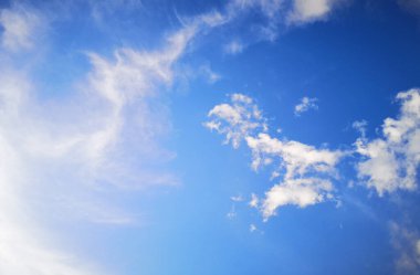 Güzel mavi gökyüzü ve güzel kabarık bulutlar güneşli bir günde veya yeni bir günde. pankart, arkaplan, duvar kağıdı kullanılabilir.