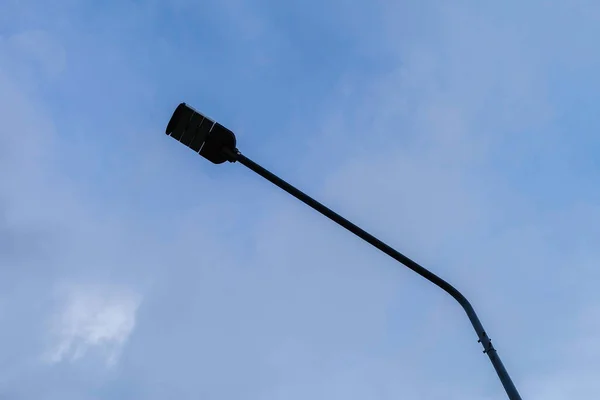 Una Lampada Illuminazione Stradale Palo Contro Cielo Blu Nuvola Sfondo — Foto Stock