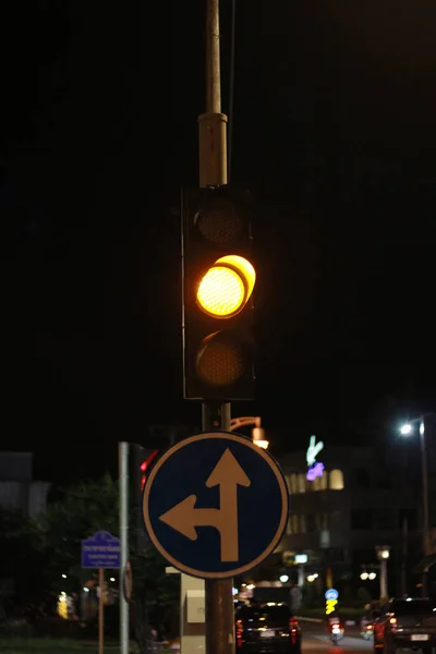 Ampel Mit Gelbem Licht Verkehrsschild Links Abbiegen Und Stadteinwärts Fahren — Stockfoto