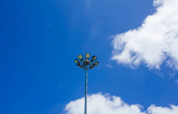 Een Verlichting Een Paal Tegen Blauwe Hemel Sportlicht Met Blauwe — Stockfoto