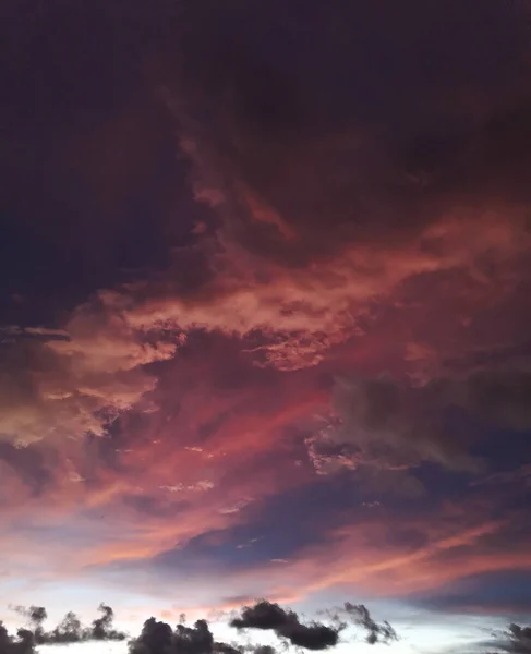 Sonnenaufgang Oder Sonnenuntergang Bunter Himmel Mit Regenwolken Der Dämmerung — Stockfoto