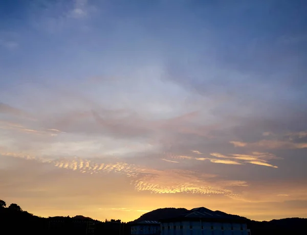 Schöner Blick Auf Den Sonnenuntergangshimmel Mit Dramatischem Goldlicht Silhouettenblick Auf — Stockfoto